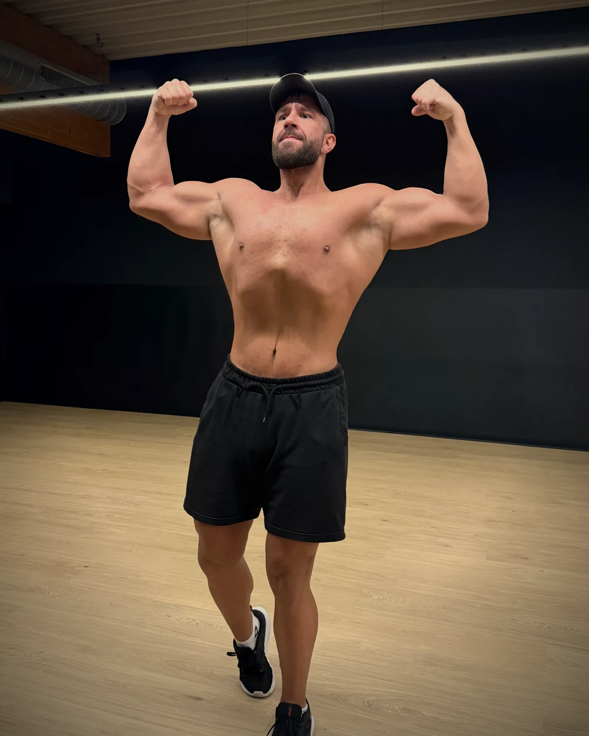 Femy, coach, torse nu à la salle